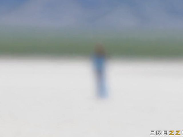 Beautiful MILF Nicole Aniston meets a wanderer in the desert