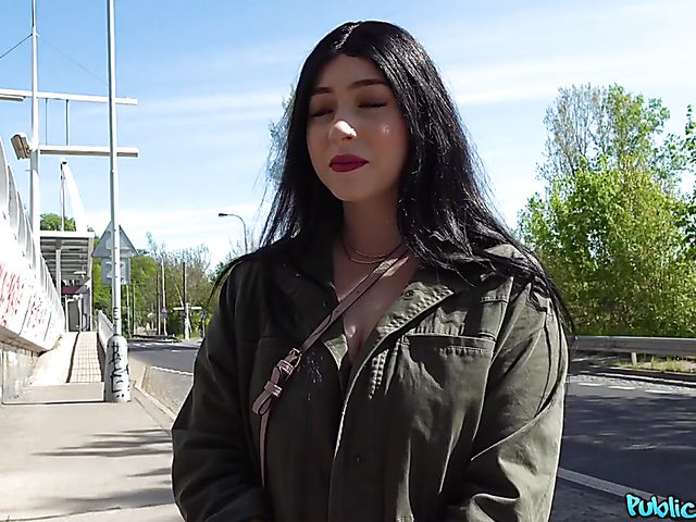 Easy Amilia Onyx is ready to fuck for money