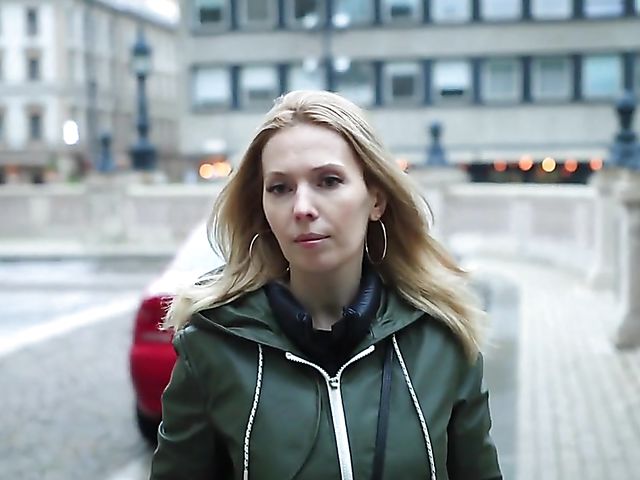 MILF blonde Alexa Si fingering and fucking