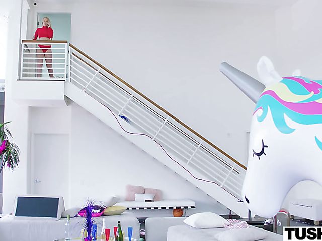 Layla Love - Beautiful blonde gets ass fucked 