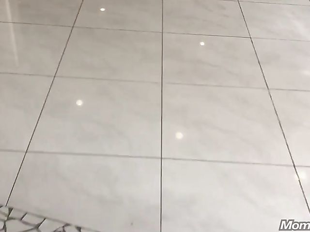 Muscle mature bodybuilder flaunts her body and sucks