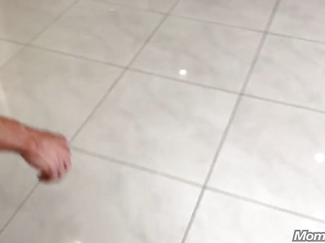 Muscle mature bodybuilder flaunts her body and sucks