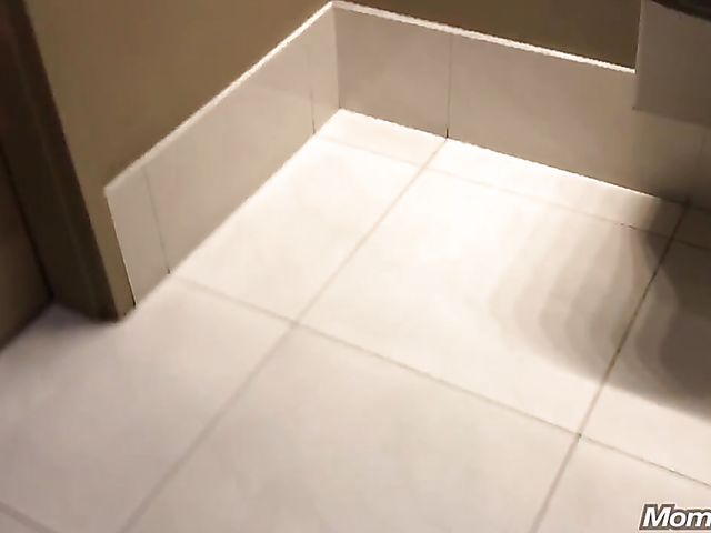 Muscle mature bodybuilder flaunts her body and sucks