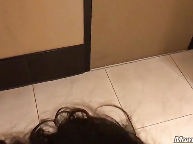 Muscle mature bodybuilder flaunts her body and sucks