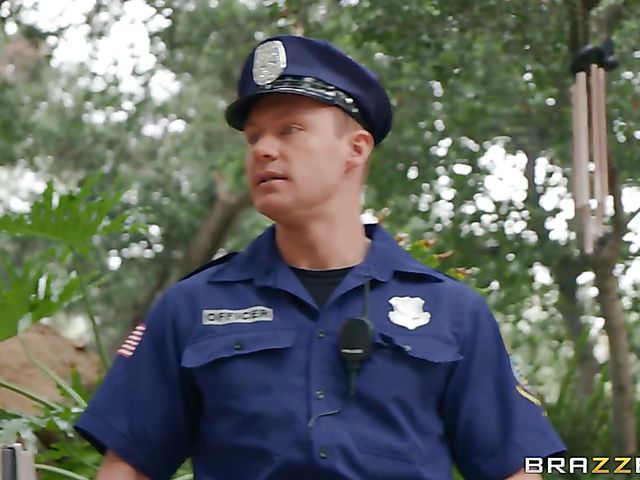 Yoga MILF Alexis Fawx fucks Jordi in the park