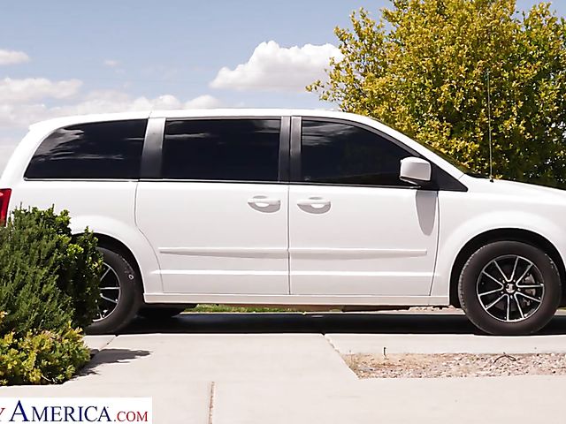 Kenzie Madison - Backseat fuck with the driver