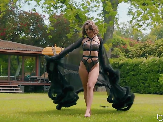 Kimmy Granger - Sexy lingerie to seduce the doctor