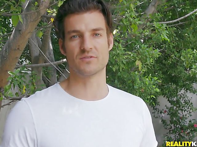 Latina mom Layla Sin is extremely sexy 