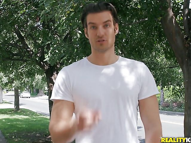 Latina mom Layla Sin is extremely sexy 