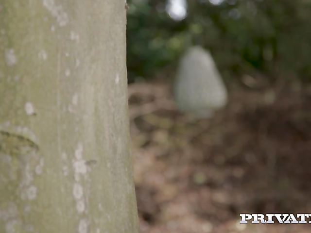 Photographer fucks redhead Ella Hughes outdoors