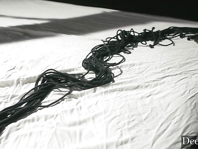 Hard fuck and finger squirt with submissive Andreina De Luxe 