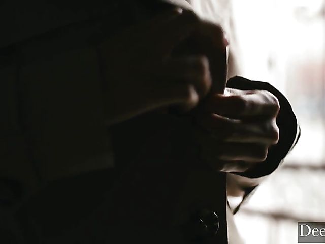 Hard fuck and finger squirt with submissive Andreina De Luxe 