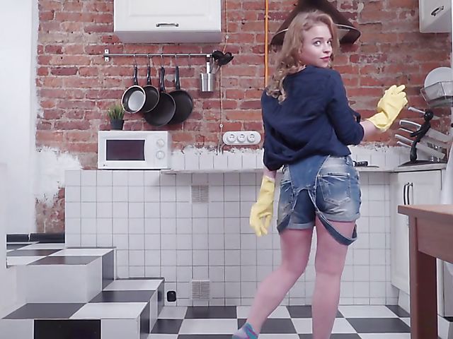 Alexa Flexy - Russian girl solo in the kitchen 