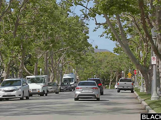 Petite BBC lover Paris White gets stretched by Louie Smalls