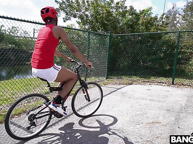 Curvy interracial slut with boobs and booty Brandi Bae loves bicyclist's black sausage