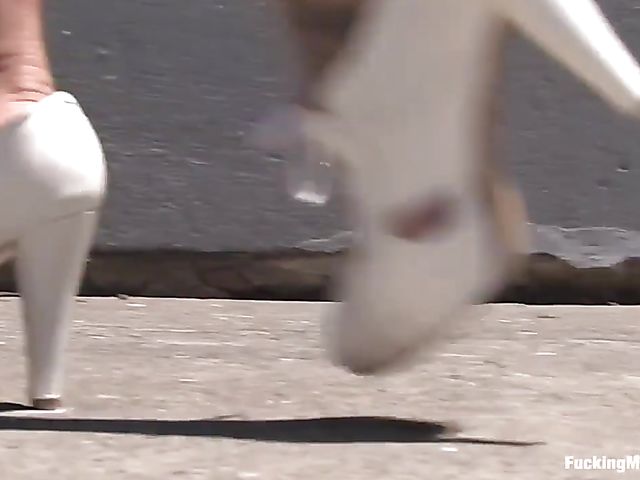 Fucking machine bondage with screaming blonde Brooke Belle