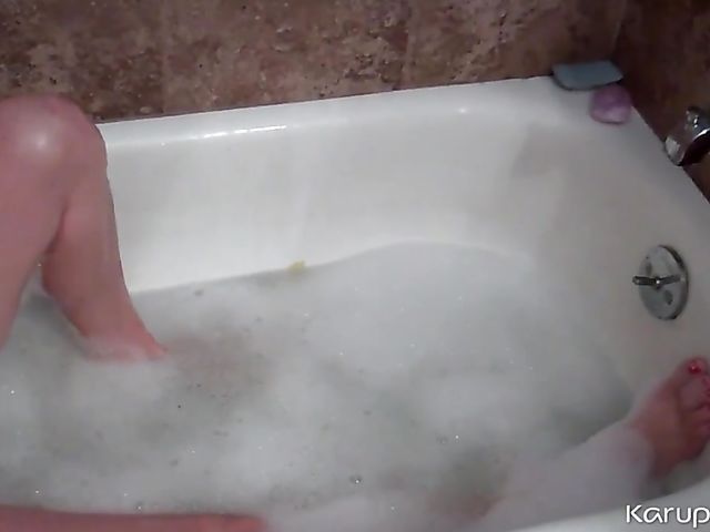 Bathtub masturbation with big breasted MILF Candace