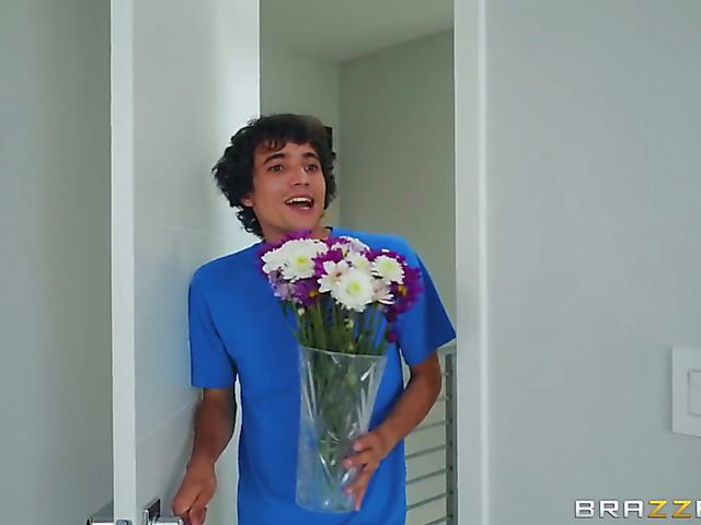 Aaliyah Hadid & Alura Jenson - Busty mom and daughter threesome with Ricky Spanish