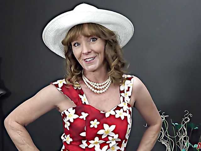 Cyndi Sinclair - Flirtatious mature stripping and spreading