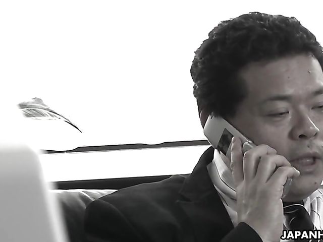 Japanese blowjob with Reiko Kobayakawa's milf pussy out 