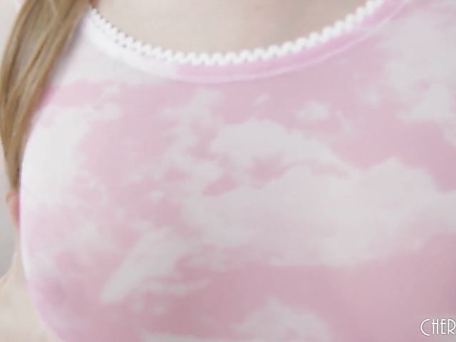 Solo fingering in bed with babyfaced Jill Kassidy