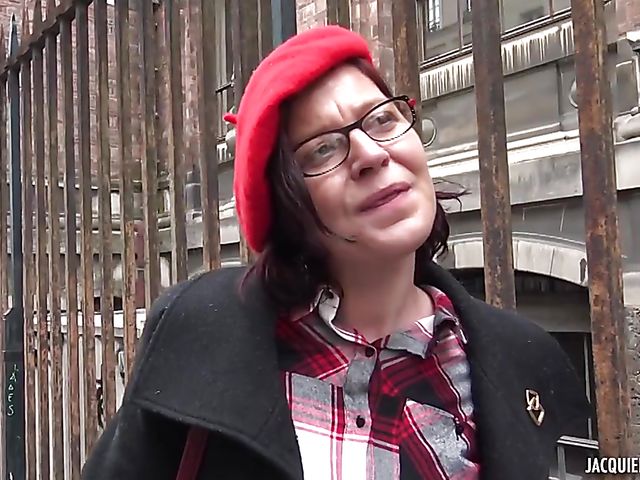 Beatrice - 40-year-old French MILF anal in black leather boots