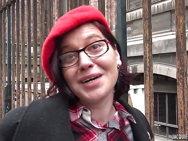 Beatrice - 40-year-old French MILF anal in black leather boots