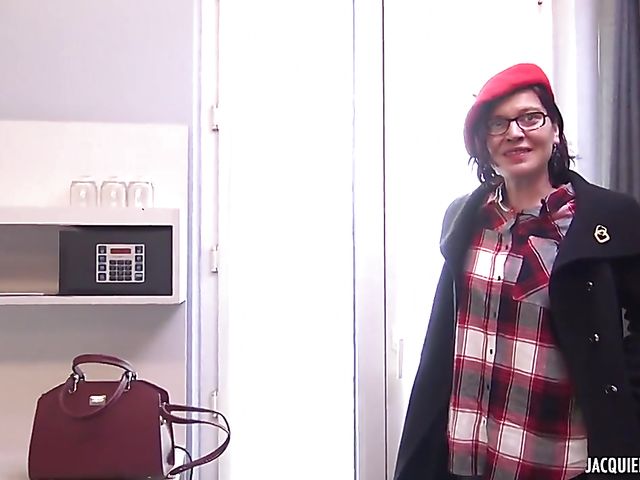 Beatrice - 40-year-old French MILF anal in black leather boots