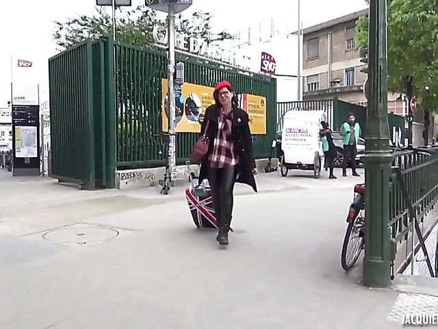 Beatrice - 40-year-old French MILF anal in black leather boots