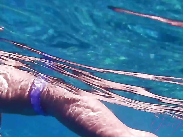 Beachside holidays with teen bikini girlfriend Zoe Bloom