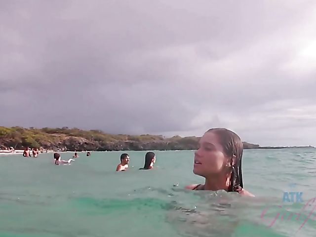 Beachside holidays with teen bikini girlfriend Zoe Bloom