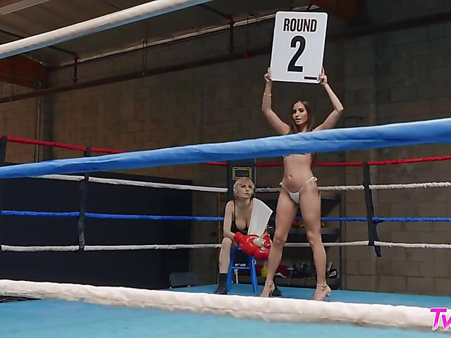 Lesbian sport with Desiree Dulce and Skye Blue licking each other out in the ring