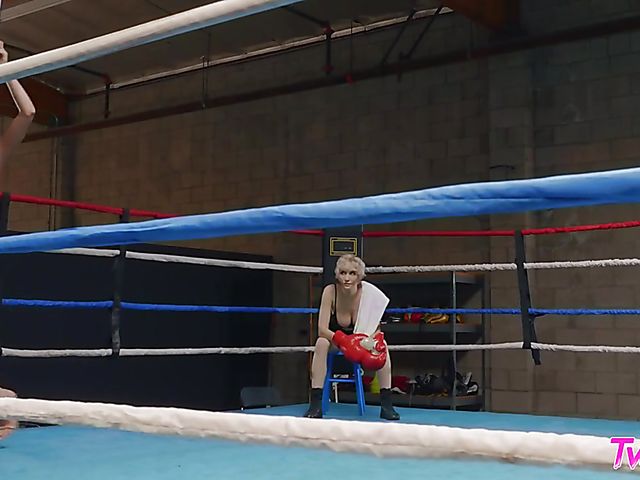 Lesbian sport with Desiree Dulce and Skye Blue licking each other out in the ring