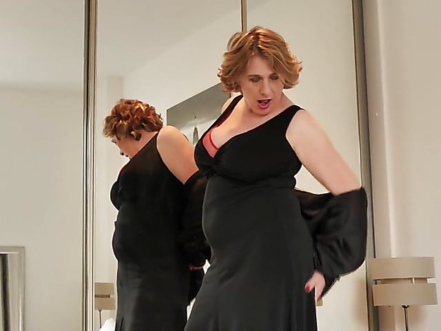 Big breasted mature Camilla gets naked to play with her coochie