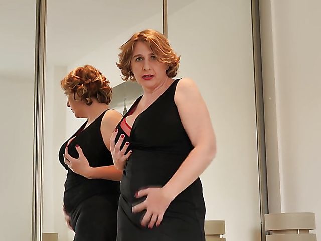 Big breasted mature Camilla gets naked to play with her coochie