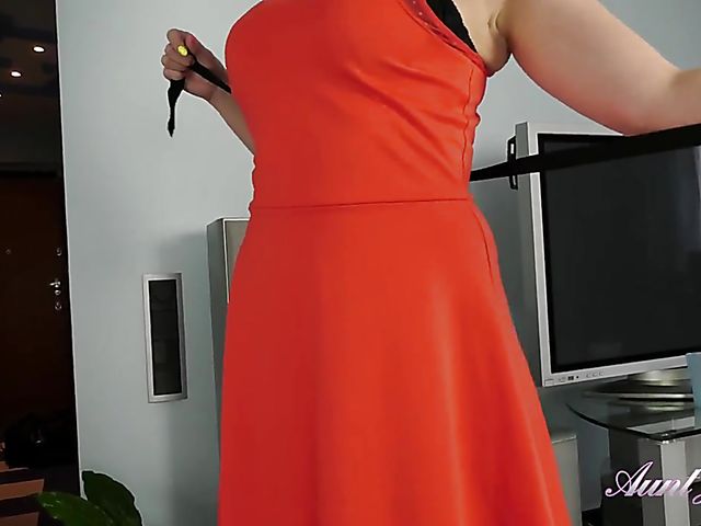 Glasses mature with natural big tities Linda is a pussy pump addict