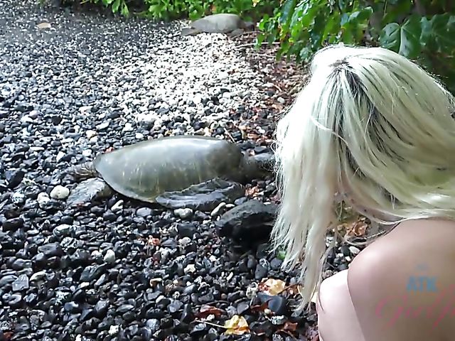 POV outdoor quickie with his bikini girlfriend Chloe Temple