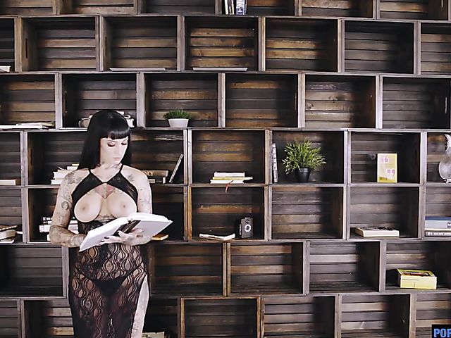 Tattooed busty goth lady Jessie Lee is ready for his cock