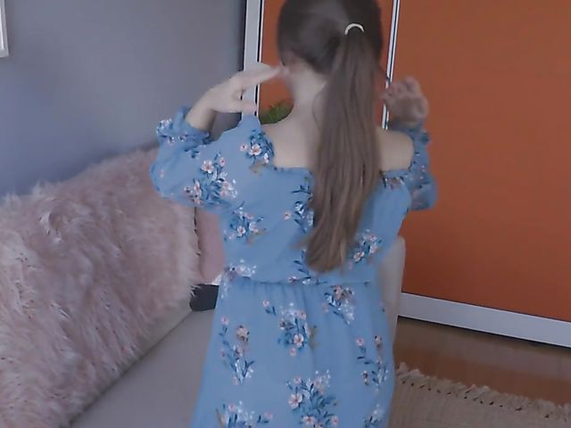 Amber Leigh bares it all and toys her chubby pussy