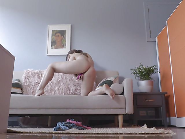 Amber Leigh bares it all and toys her chubby pussy