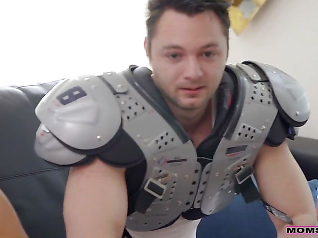 Mom Jennifer White gangbang with three enthusiastic dudes