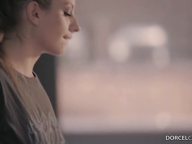 Slim anal lover Rebecca Volpetti gets pounded in the ass