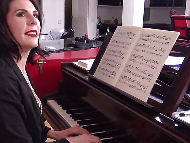 Great piano lesson with French anal MILF Camille