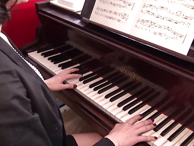 Great piano lesson with French anal MILF Camille