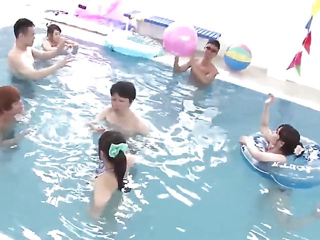 Japanese underwater sex in the swimming pool
