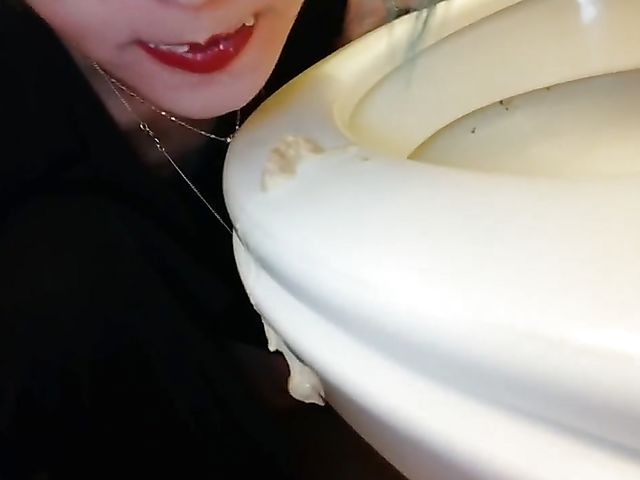 Amateur public pussy flashing and eating off the toilet