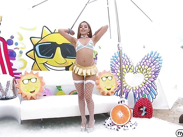 Vanna Bardot's pussy spread and fucked up close