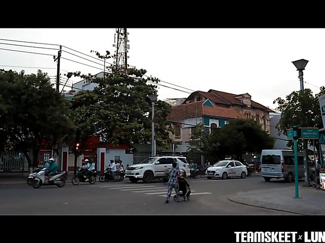 Vietnamese teen Luna X fucking by the sea