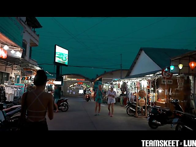 Vietnamese teen Luna X fucking by the sea