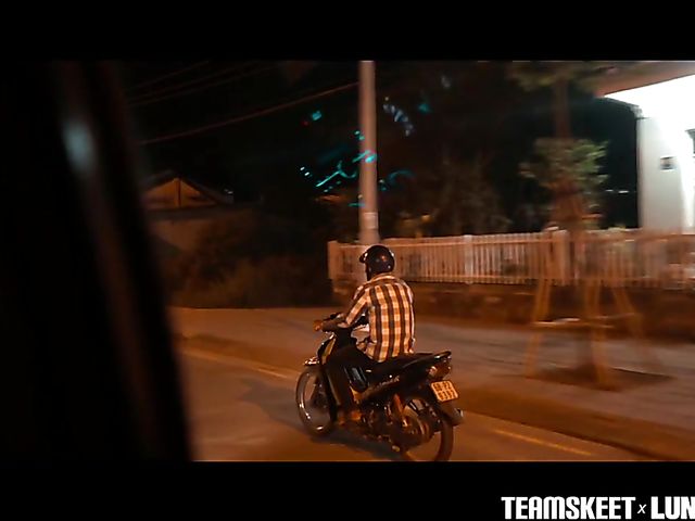 Vietnamese teen Luna X fucking by the sea